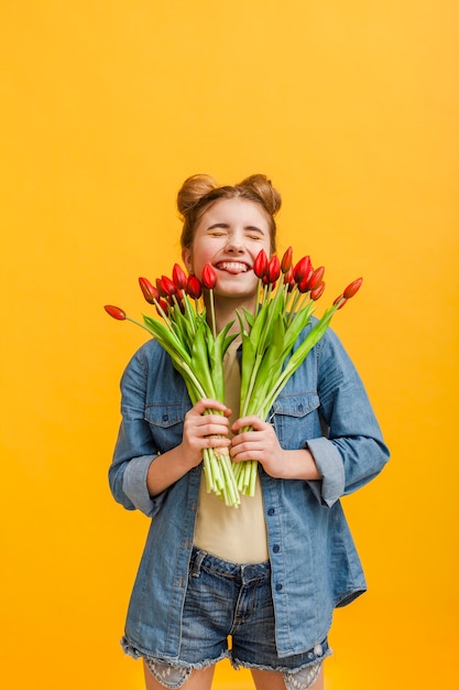 Ragazza del ritratto con i fiori