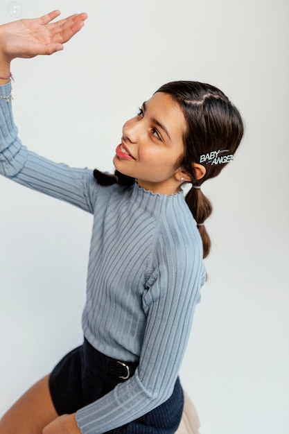 Ragazza del ritratto con l'acconciatura alla moda