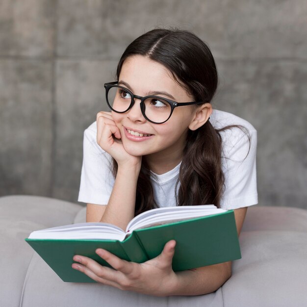 Ragazza del ritratto con la lettura di occhiali