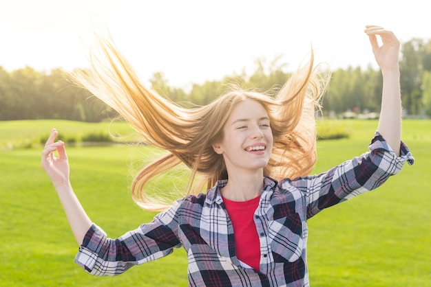 Ragazza del tiro medio che è felice fuori