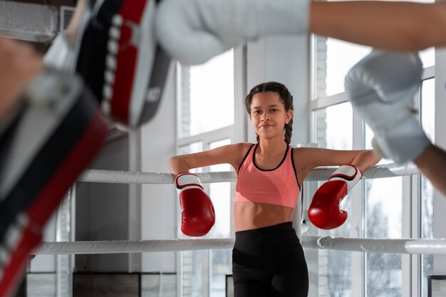 Ragazza del tiro medio che impara la boxe