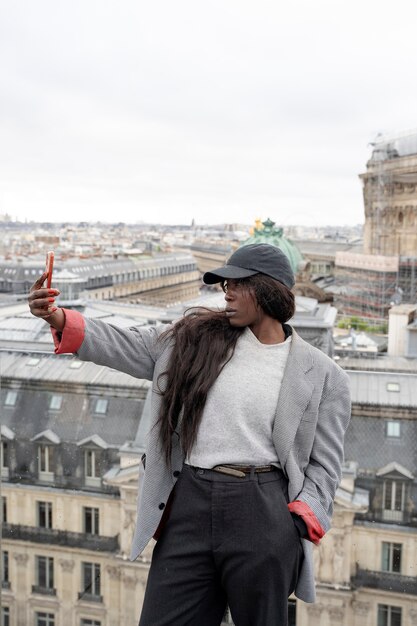 Ragazza del tiro medio che si fa selfie