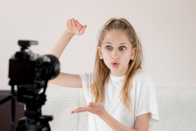 Ragazza del tiro medio che si registra