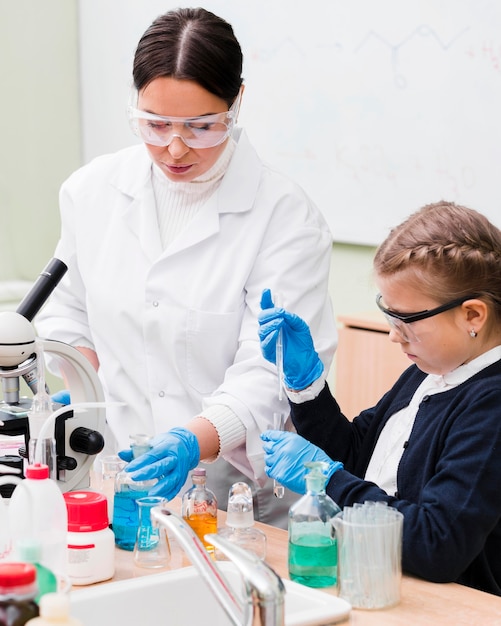 Ragazza del tiro medio che studia scienza