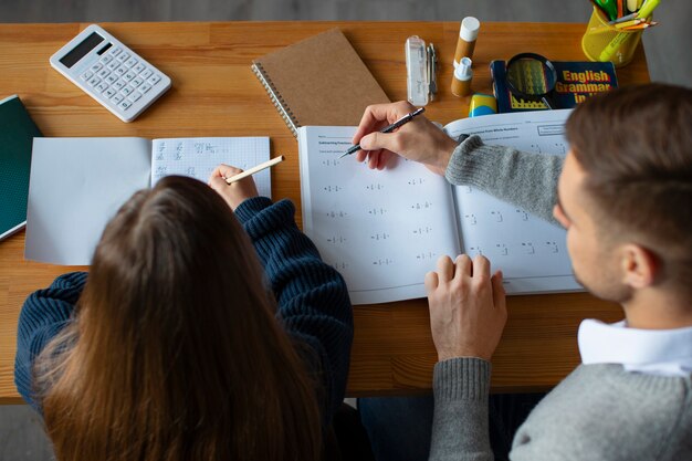 Ragazza dell'angolo alto che impara la matematica a scuola