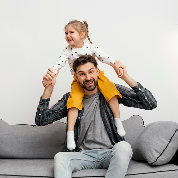 Ragazza della holding del padre del colpo medio sulle spalle