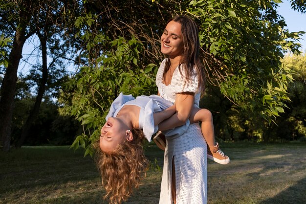 Ragazza della holding della donna di smiley di vista laterale