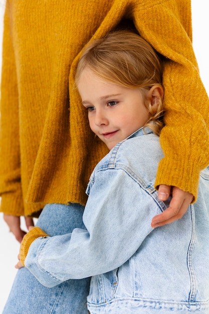 Ragazza della holding della madre di vista laterale