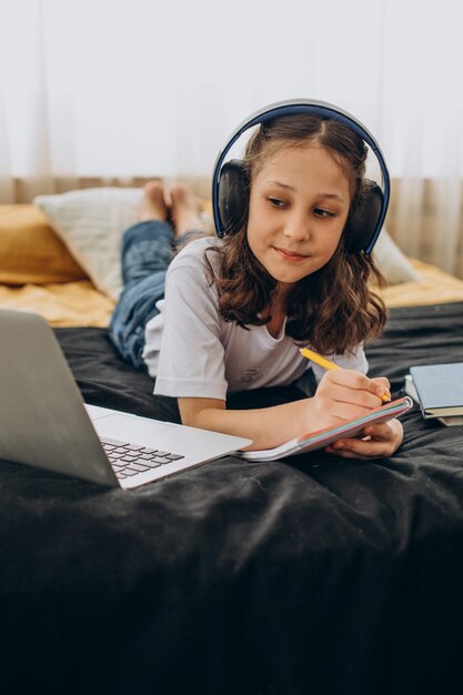 Ragazza della scuola che studia a casa, apprendimento a distanza