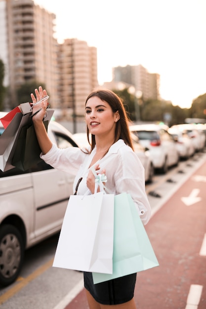 Ragazza dello shopping chiamando un taxi