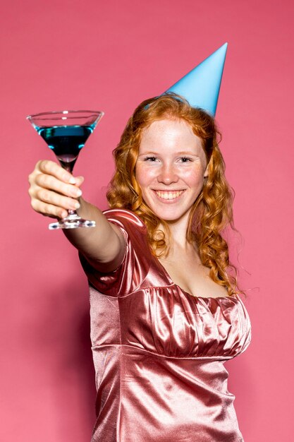 Ragazza di buon compleanno tifo con un cocktail