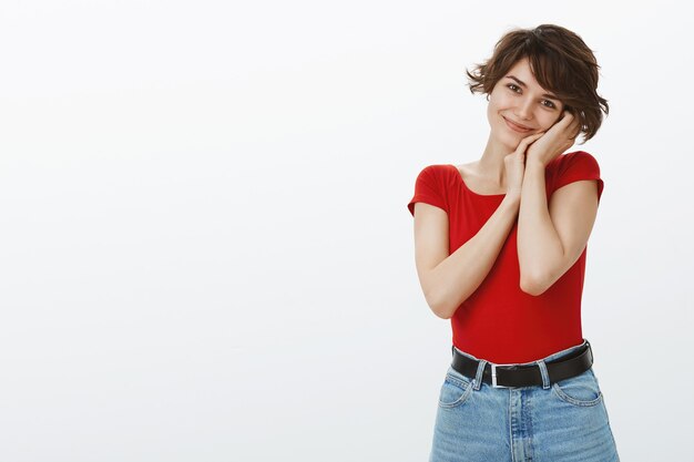 Ragazza di capelli corti in posa in maglietta rossa