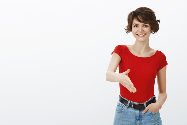 Ragazza di capelli corti in posa in maglietta rossa