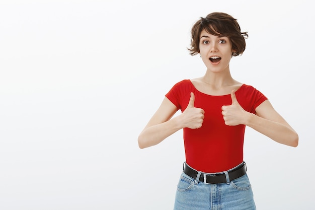 Ragazza di capelli corti in posa in maglietta rossa