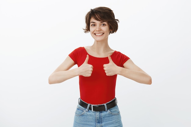 Ragazza di capelli corti in posa in maglietta rossa