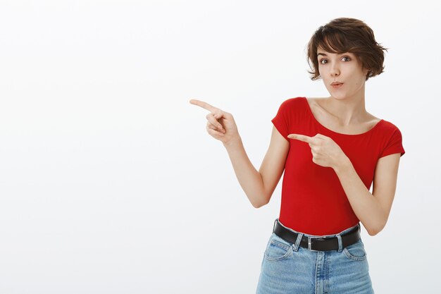 Ragazza di capelli corti in posa in maglietta rossa