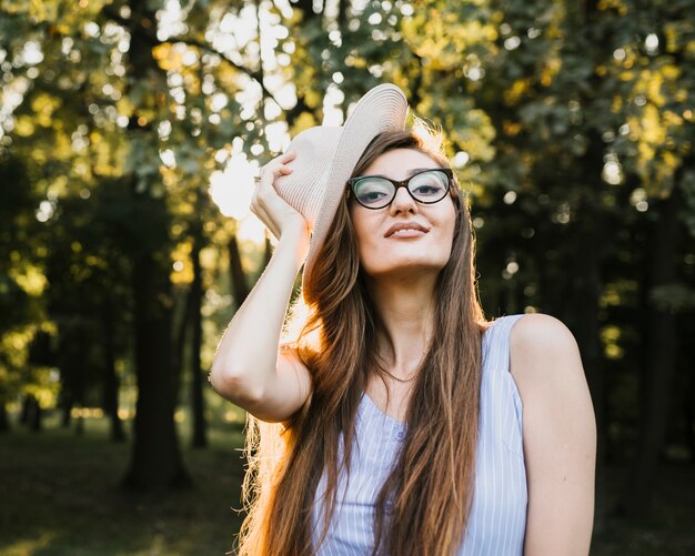 Ragazza di compleanno alla moda di angolo basso