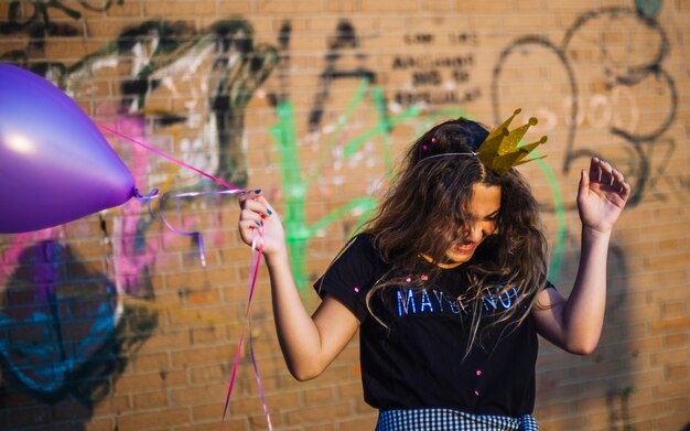 Ragazza di compleanno con palloncini