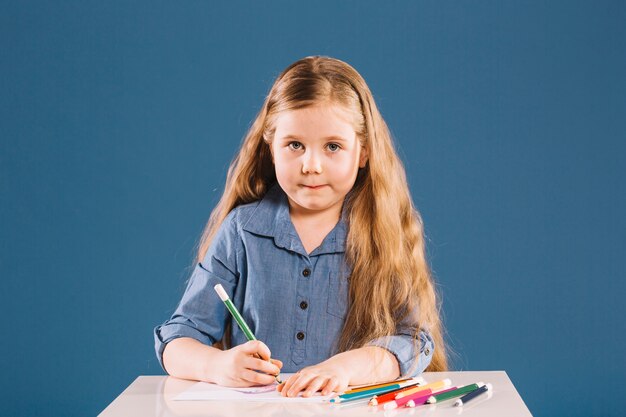 Ragazza di disegno che guarda l'obbiettivo