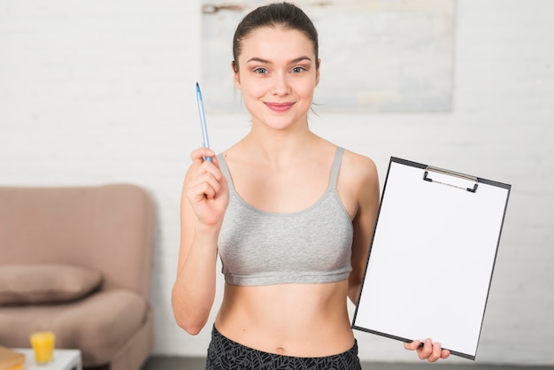 Ragazza di forma fisica che mostra cartella