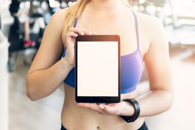 Ragazza di forma fisica che mostra compressa