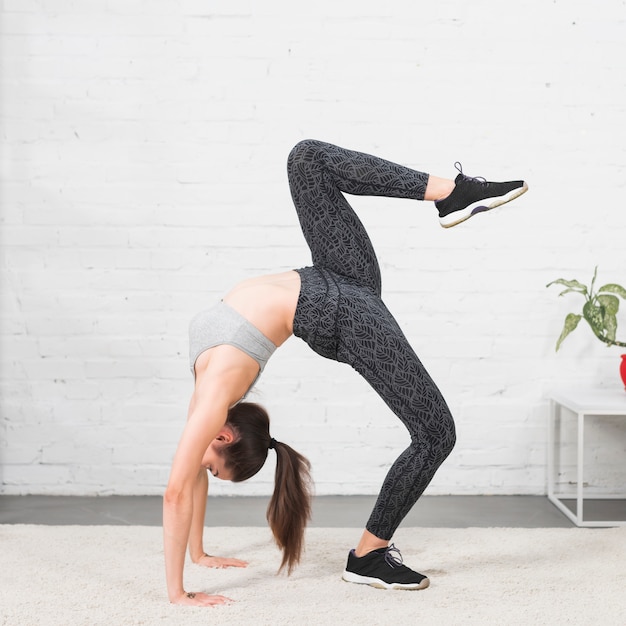 Ragazza di forma fisica che pratica yoga