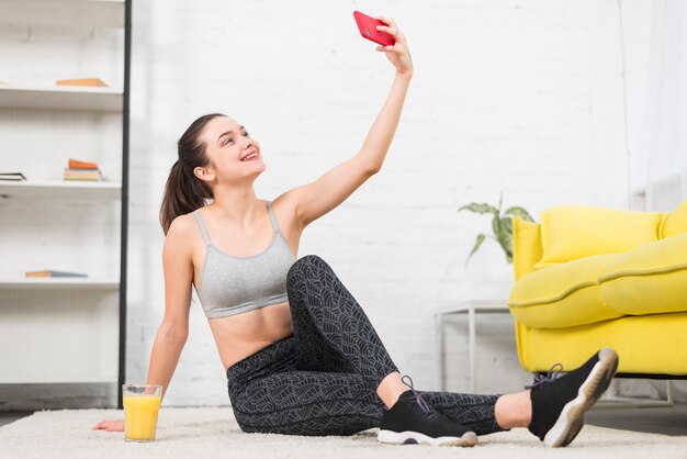 Ragazza di forma fisica che prende un selfie