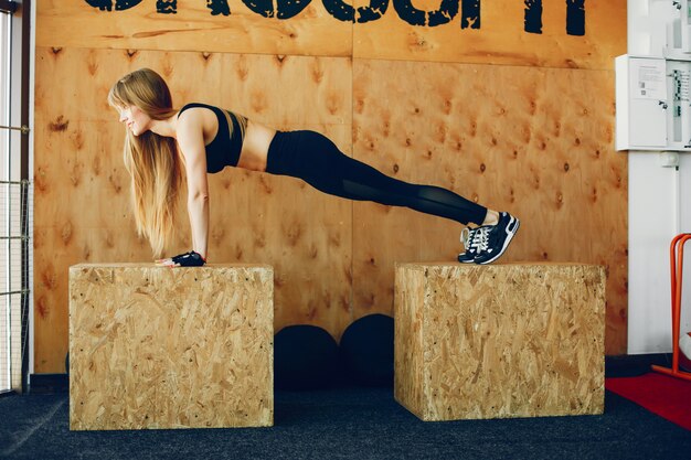 Ragazza di forma fisica in una palestra