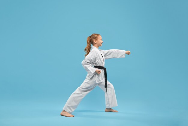 Ragazza di karate con cintura nera praticare arti marziali.