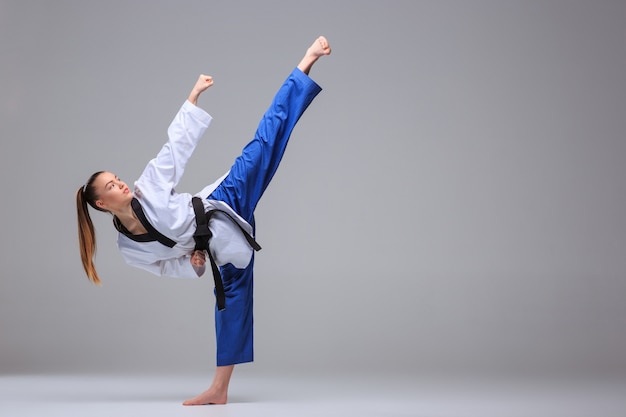 ragazza di karate con cintura nera