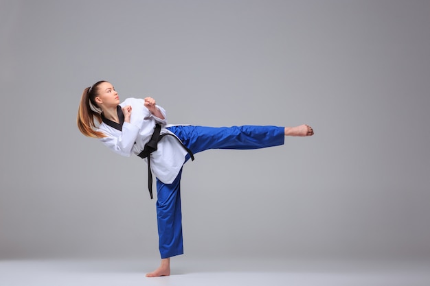 ragazza di karate con cintura nera