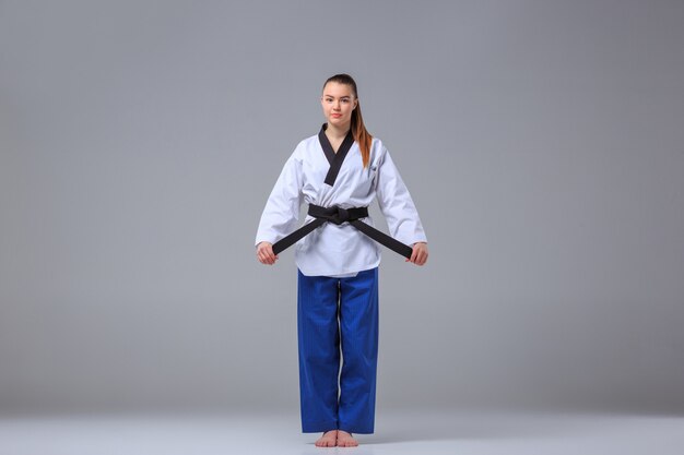 ragazza di karate con cintura nera