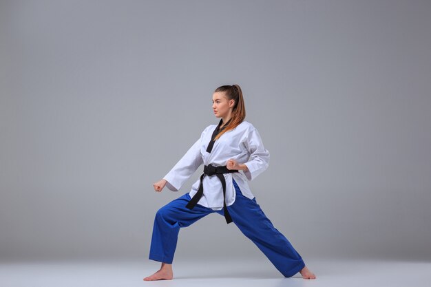 ragazza di karate con cintura nera