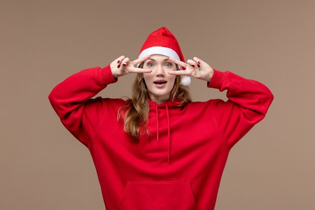 Ragazza di natale di vista frontale sulle emozioni di natale di festa dello scrittorio marrone