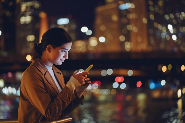 ragazza di notte con il telefono