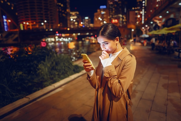 ragazza di notte con il telefono