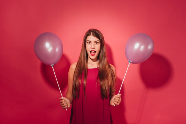 Ragazza di partito in posa con palloncini