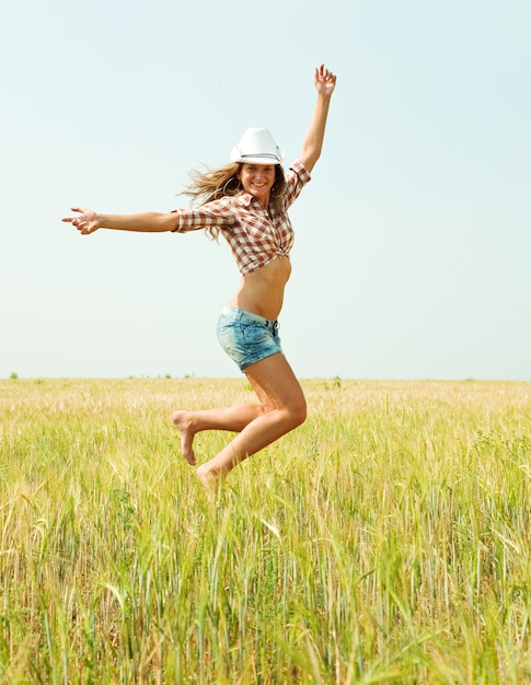 Ragazza di salto al campo