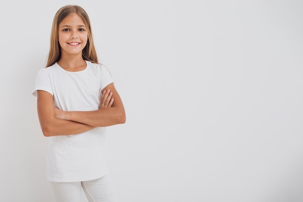 Ragazza di smiley che esamina la macchina fotografica con lo spazio della copia