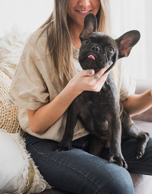 Ragazza di smiley che tiene il suo animale domestico