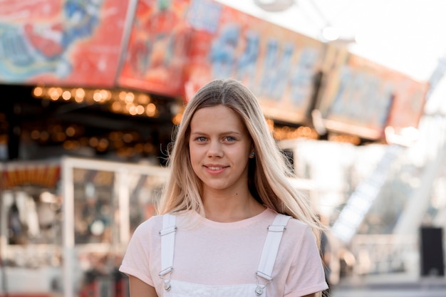 Ragazza di smiley colpo medio al luna park