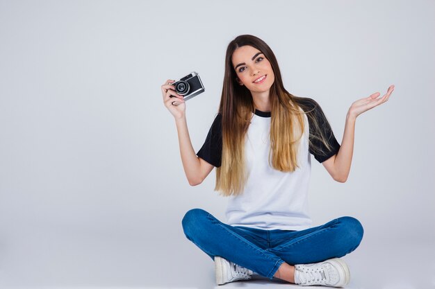 Ragazza di smiley con la macchina fotografica