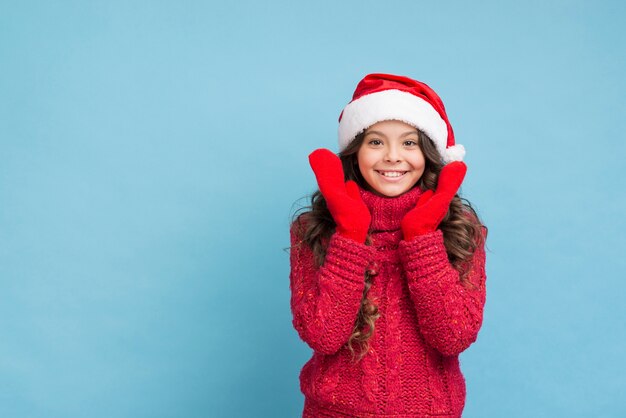 Ragazza di smiley copia-spazio in abiti invernali