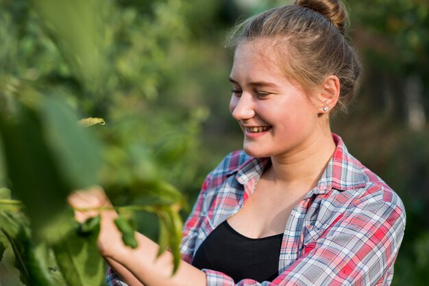 Ragazza di smiley del colpo medio all'aperto