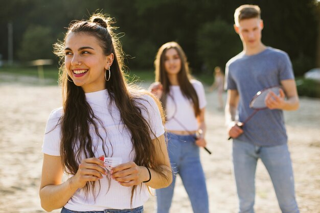 Ragazza di smiley del colpo medio con gli amici vaghi