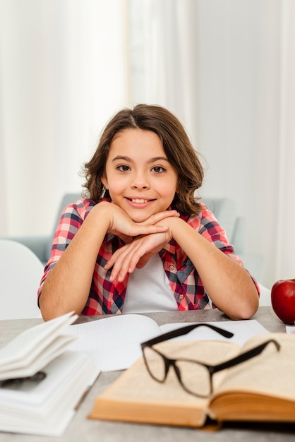 Ragazza di smiley dell'angolo alto sulla pausa dallo studio