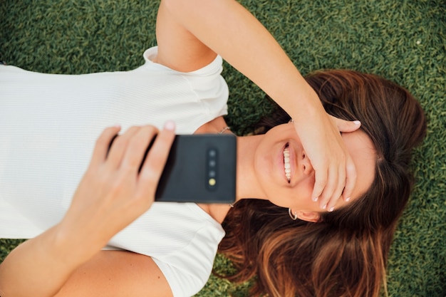 Ragazza di smiley vista dall'alto di scattare una foto