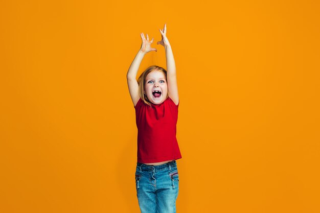 Ragazza di successo felice che celebra essere un vincitore