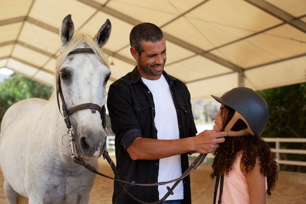 Ragazza di taglio medio con un bellissimo cavallo