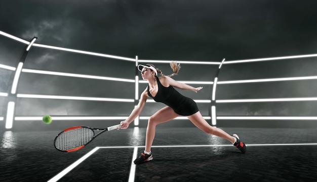 Ragazza di tennis su un campo da tennis professionale